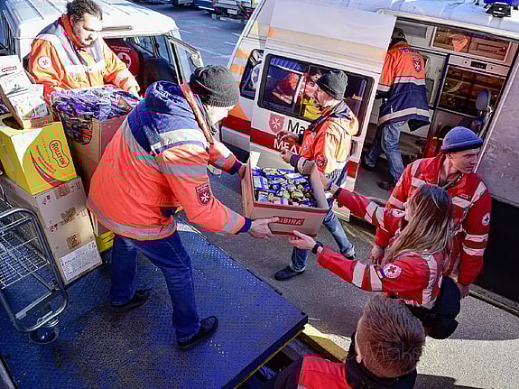 Bild av evakuerade i tunnelbanestation.