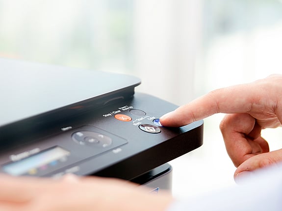 Personer som använder en skrivare. Foto: Mostphotos.