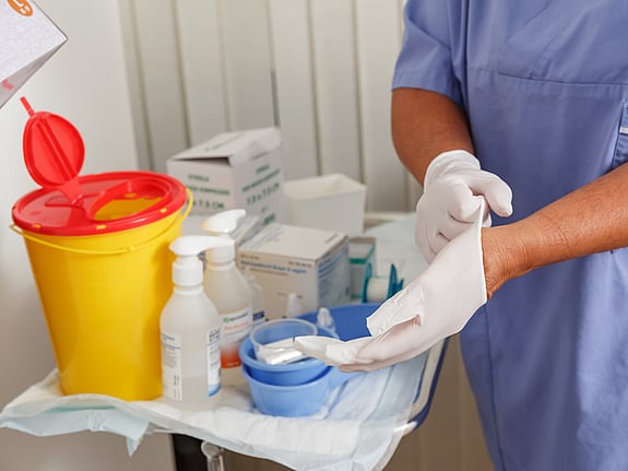 Sjuksköterska som förbereder blodprov. Foto: Mostphotos