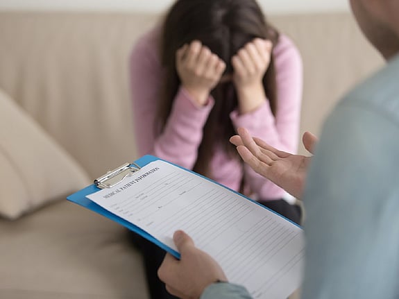 Psykolog som pratar med en kvinna. Foto:Mostphotos