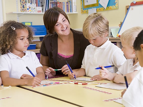 skolbarn med sin lärare. Foto:Mostphotos