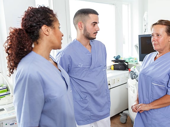 Samtal mellan tre sjuksköterskor. Foto: Mostphotos