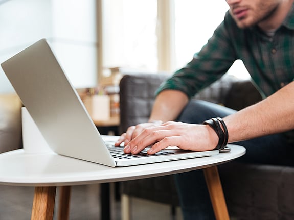 Person som arbetar på sin dator. Foto: Mostphotos