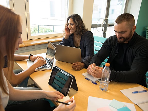 Studenter som arbetar i grupp. Foto: Mostphotos