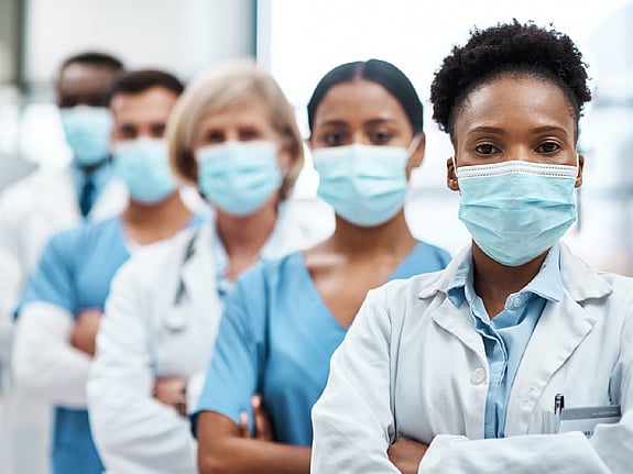sjuksköterskor med munskydd som arbetar under pandemin.Foto: Mostphotos.