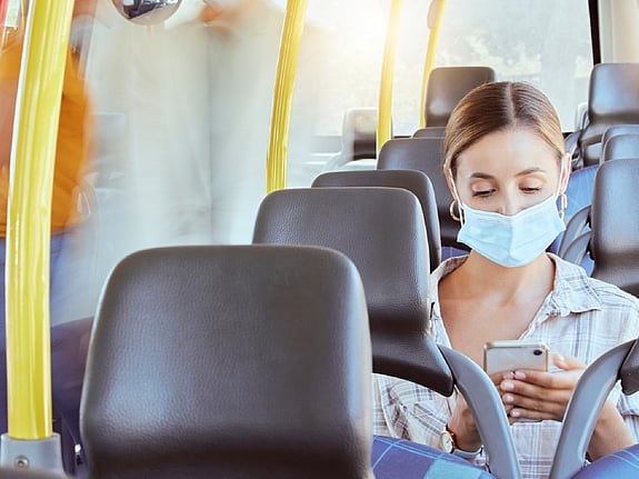 Kvinna med munskydd på en buss. Foto:Mostphotos