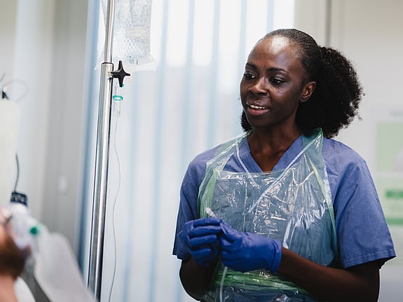 Sjuksköterska i intensivvårdsmiljö. Foto: Daniel Josefsson