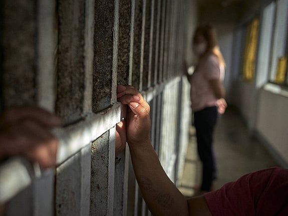 Händer genom galler