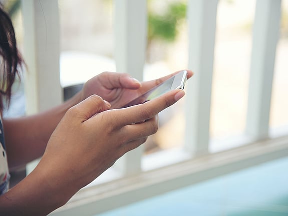 Hand med mobiltelefon. Foto: Mostphotos