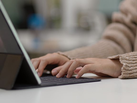 Student med sin dator. Foto: Mostphotos