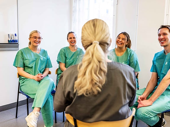 Bild på studenter från Röda Korsets Högskola. Foto: Jenny Freijing