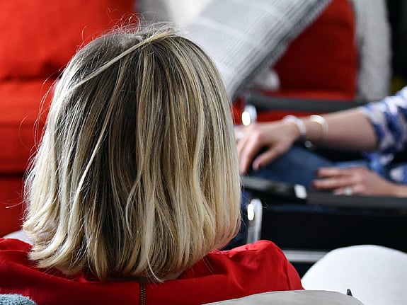 Kvinna i samtal. Foto:Mostphotos