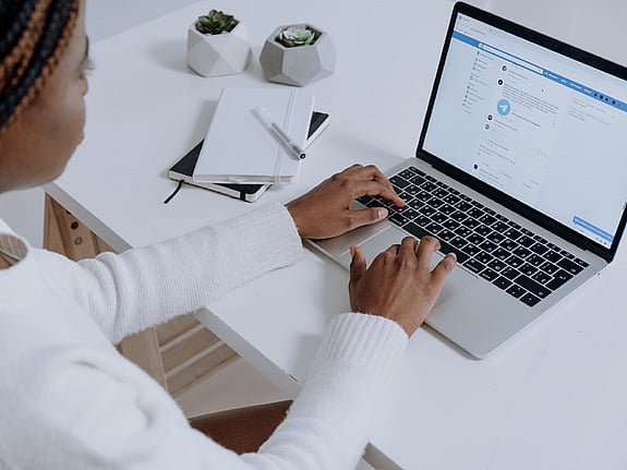 Kvinna som arbetar på sin laptop. Foto:Pexels