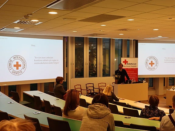 Bild av öppen föreläsning med Röda Korset.