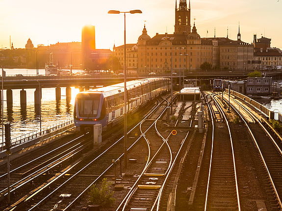 Tunnelbanetåg som åker över en bro i Stockholm. Foto: Mostphotos