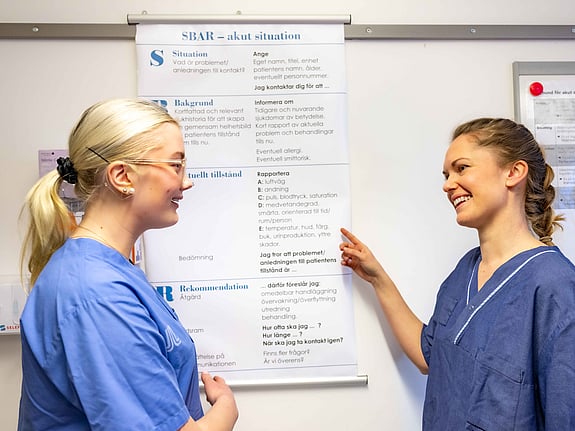 Två studenter från Röda Korsets Högskola