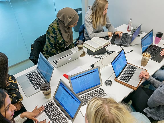 Studenter i grupprum. Foto: RKH