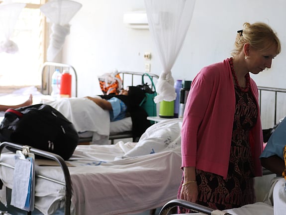 Gunilla Björling med patient på Kilimanjaro Christian Medical University College. Foto:Privat