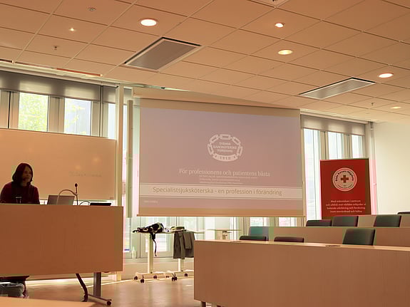 Svensk sjuksköterskeförenings ordförande Oili Dahl föreläste för specialistsjuksköterskestudenter vid Röda Korsets Högskola. Foto:RKH