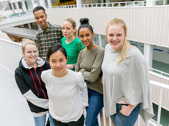 Glada studenter vid Röda Korsets Högskola. Foto: RKH