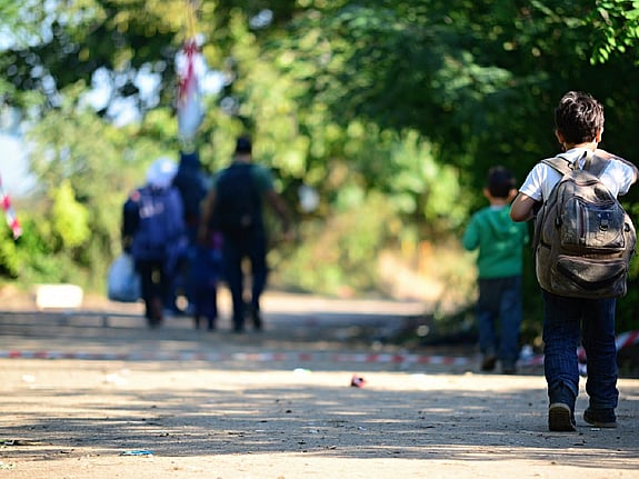 Flyktingar som går på en väg. Foto:Mostphotos