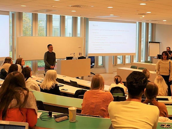 Bild av ministerbesök på Röda Korsets Högskola.