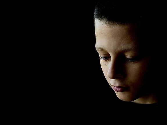 ledsen pojke med en tår vid ögat. Foto: Mostphotos.