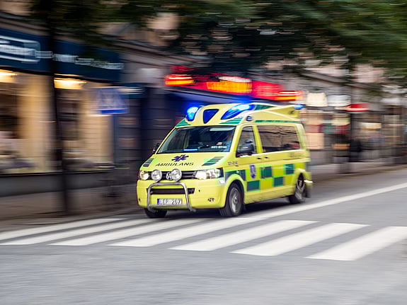 Ambulans under utryckning. Foto: Mostphotos