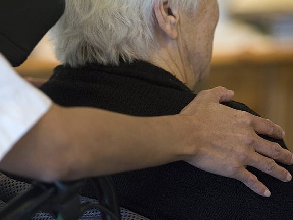 arm om en äldre människa. Foto: Mostphotos.