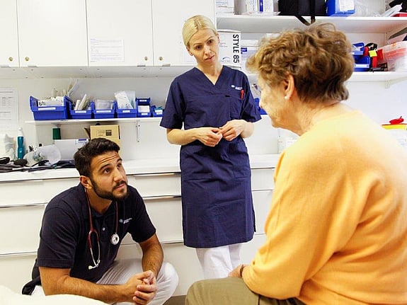 två sjuksköterskor som pratar med en patient. Foto:Mostphotos
