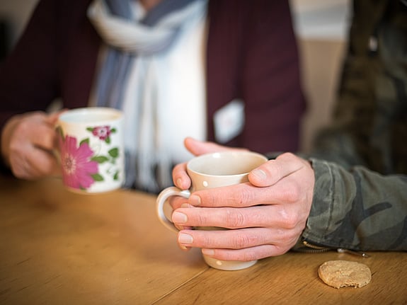 Två personer som dricker te tillsammans.Foto: Mostphotos.