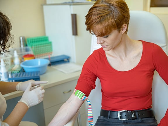 Kvinna som ger blod. Foto: Mostphotos.