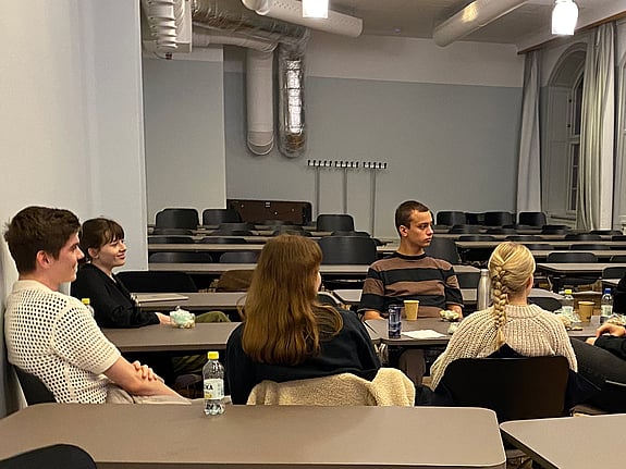 Studentrepresentanter som pratar med varandra. Foto: RKH