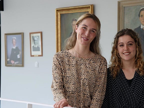 Bild av två franska sjuksköterskestudenter på utbyte vid Röda Korsets Högskola.