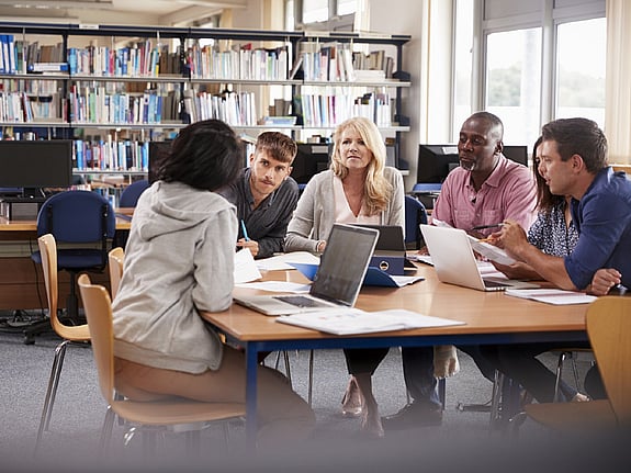 Grupp med studenter som studerar tillsammans. Foto:Mostphotos