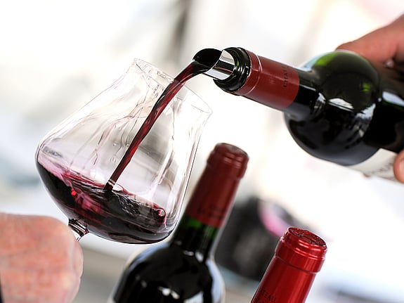 Glas som fylls med rödvin. Foto:Mostphotos