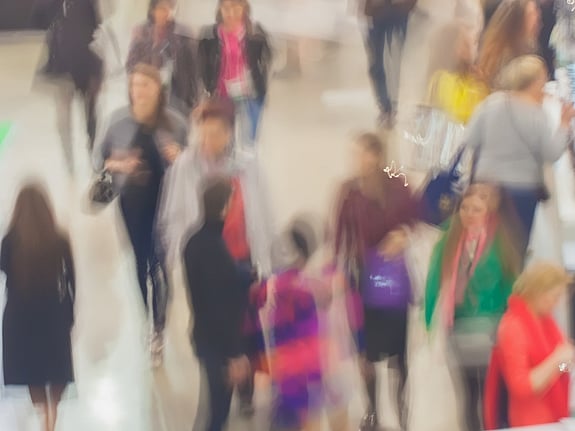 Bild på människor som går i ett köpcentrum med kort skärpa. Foto: Mostphotos.