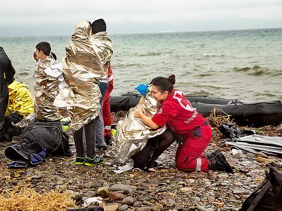 Flyktingar som mottas vid en strand av Röda Korset frivillig. Foto:SRK