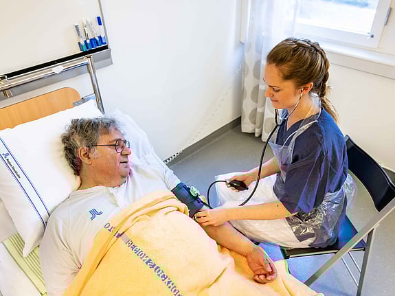 student med en äldre patient. Foto: Jenny Frejing