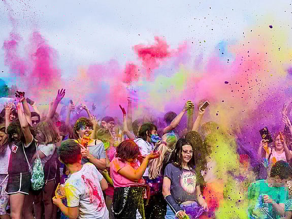 personer som är glada. Foto: Mostphotos