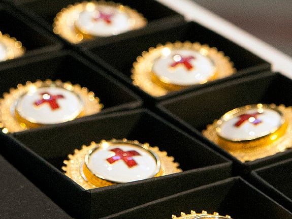 Bild av Röda Korsets Högskolas sjuksköterskebroscher.