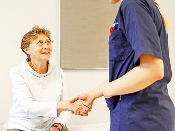 Bild av sjuksköterska som tar emot patient.