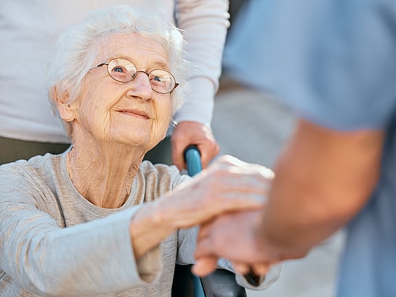 Äldre kvinna talar med sjuksköterska. Foto: Mostphotos