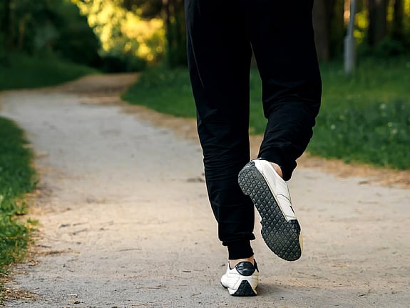 Person som jobbar i en skog. Foto:Mostphotos