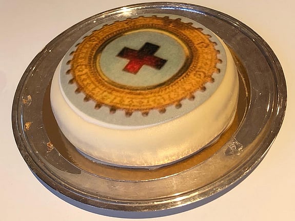 Tårta Röda Korsets Högskolas brosch. Foto: RKH