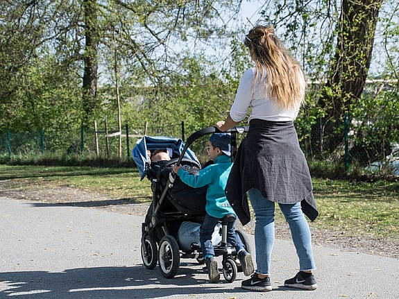 Kvinna som går med en barnvagn. Foto: Mostphotos.