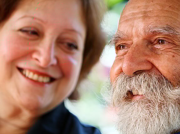 Två glada äldre människor. Foto:Mostphotos