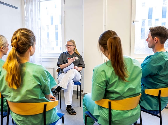 Studenter som sitter och pratar med lärare/handledare