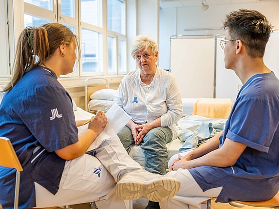 Sjuksköterskestudenter pratar med patient. Foto: Jenny Frejing