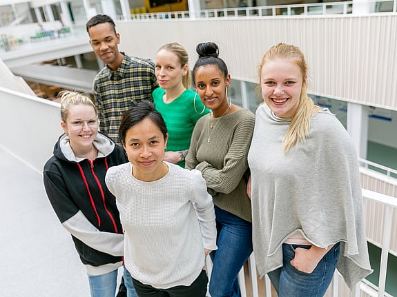 Bild på glada studenter vid Röda Korsets Högskola. Foto: Gustav Gräll.